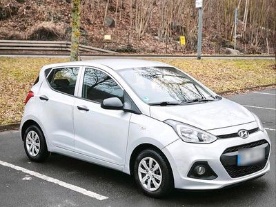 Gebraucht Hyundai i10 67 PS (49 kW) 2015 Silber Kleinwagen
