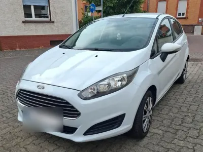 Gebraucht Ford Fiesta Celebration 105 PS (77 kW) 2014 Weiß Kleinwagen