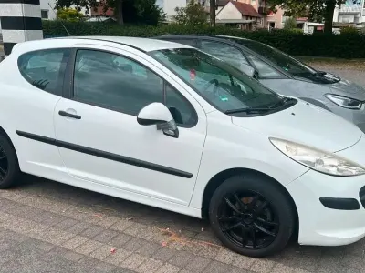 Gebraucht Peugeot 207 73 PS (53 kW) 2009 Weiß Kleinwagen