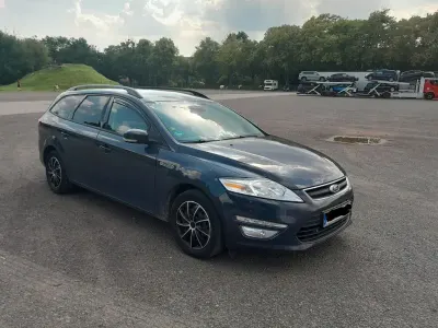 Gebraucht Ford Mondeo Ambiente 116 PS (85 kW) 2011 Blau Limousine