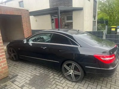 Gebraucht Mercedes E200 Elegance 184 PS (135 kW) 2010 Schwarz Coupé