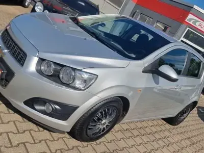 Gebraucht Chevrolet Aveo LT 101 PS (74 kW) 2013 Silber (metallic) Kleinwagen