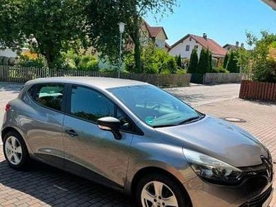 Grau Gebraucht 2015 Renault Clio IV Authentique Kleinwagen | 4.500 € (Fairer Preis)