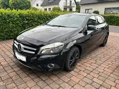 Gebraucht Mercedes A180 Urban 122 PS (89 kW) 2013 Schwarz Kleinwagen