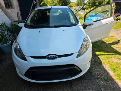 Gebraucht Ford Fiesta 82 PS (60 kW) 2011 Weiß Kleinwagen