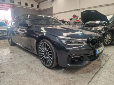 Gebraucht BMW 750 Sport Line 400 PS (294 kW) 2018 Blau Limousine