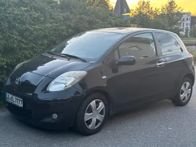 Gebraucht Toyota Yaris 99 PS (72 kW) 2011 Schwarz Kleinwagen
