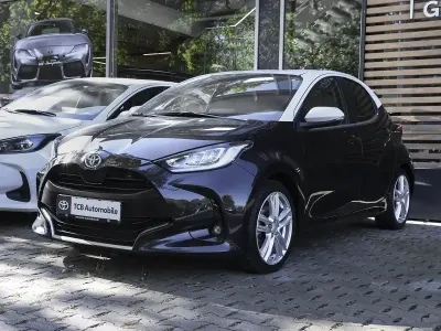 Gebraucht Toyota Yaris Hybrid Elegant 116 PS (85 kW) 2021 Mysticschwarz mica / dach weiss Kleinwagen