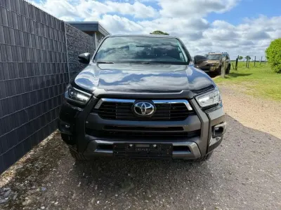 Ny Toyota HiLux 204 HK (150 kW) 2025 Grå Pickup / Ladvogn