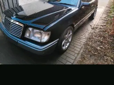 Gebraucht Mercedes E220 150 PS (110 kW) 1992 Schwarz Coupé