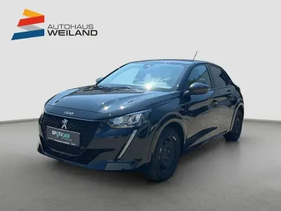 Gebraucht Peugeot e-208 Allure 100 kW (136 PS) 2022 Lackierung schwarz perla nera/typ aussenverkleidung metalliclackierung Kleinwagen