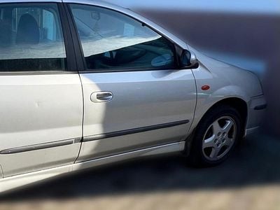 Gebraucht Nissan Almera Tino 114 PS (83 kW) 2001 Silber Van / Kleinbus