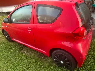 Gebraucht Toyota Aygo 68 PS (50 kW) 2005 Rot Kleinwagen