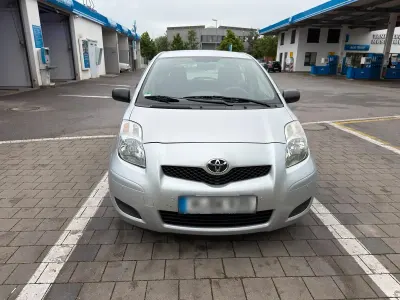 Gebraucht Toyota Yaris 105 PS (77 kW) 2011 Silber Kleinwagen