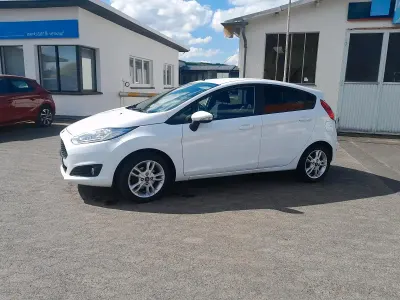 Gebraucht Ford Fiesta Celebration 101 PS (74 kW) 2016 Weiß Kleinwagen