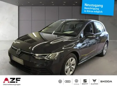 Gebraucht VW Golf VIII Life 131 PS (96 kW) 2023 Grau Limousine