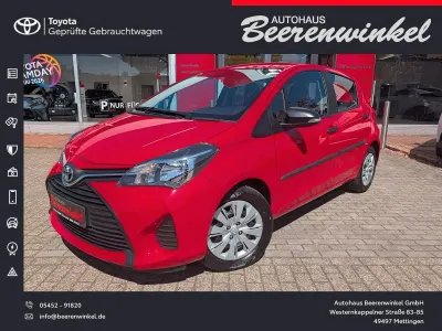 Usata Toyota Yaris Cool 69 CV (50 kW) 2015 Rosso Utilitaria