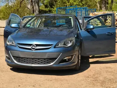 Usata Opel Astra 110 CV (80 kW) 2013 Blu Utilitaria