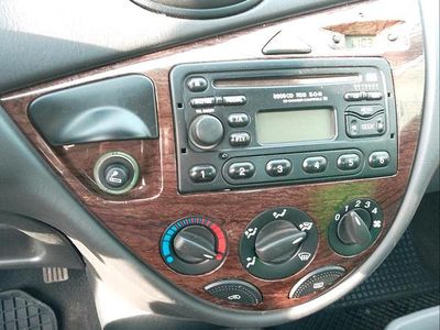 Gebraucht Ford Focus Ghia 101 PS (74 kW) 2000 Rot Limousine