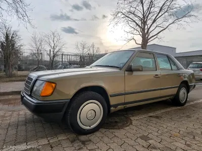 Gebraucht Mercedes E260 160 PS (117 kW) 1987 Grün Limousine