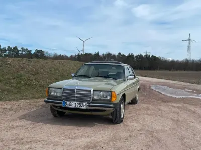 Używany Mercedes 230 136 KM (100 kW) 1981 Zielony Sedan/Limuzyna