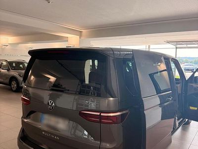 Gebraucht VW Multivan Basis 205 PS (150 kW) 2024 Grau Van
