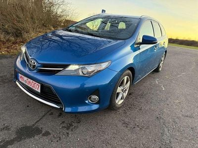 Electric blue metallic Gebraucht 2015 Toyota Auris Edition Kombi | 6.900 € (Fairer Preis)