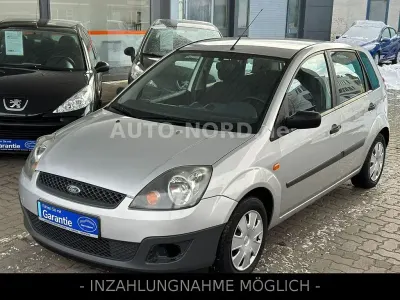 Gebraucht Ford Fiesta Ambiente 60 PS (44 kW) 2007 Silber Kleinwagen
