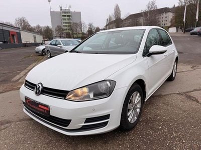Weiß Gebraucht 2017 VW Golf VII Trendline Limousine | 8.900 € (Guter Preis)