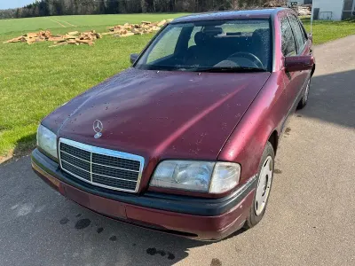 Gebraucht Mercedes 220 95 PS (69 kW) 1996 Rot Limousine