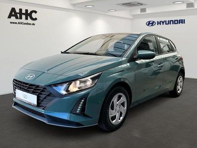 Gebraucht Hyundai i20 Select 79 PS (58 kW) 2025 Mangrove green Limousine