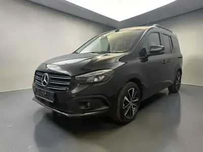Gebraucht Mercedes T180 Progressive 131 PS (96 kW) 2024 Loparitschwarz Van / Kleinbus