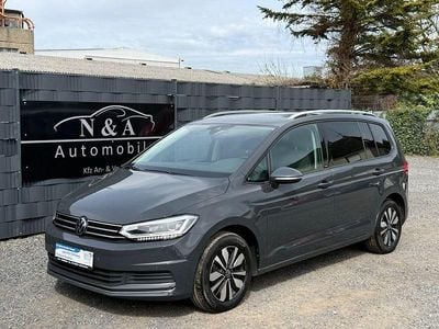 Second-hand VW Touran Move 150 CP (110 kW) 2023 Auriu Monovolum