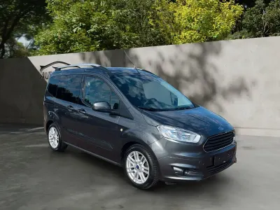 Gebraucht Ford Tourneo Titanium 101 PS (74 kW) 2017 Grau Kombi