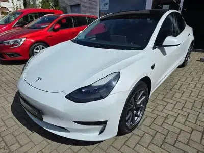 Begagnad Tesla Model 3 RWD 235 kW (320 HK) 2022 Vit Sedan