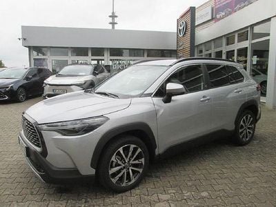 Shimmering silver metallic Gebraucht 2022 Toyota Corolla Cross Team SUV | 35.500 € (Teuer)