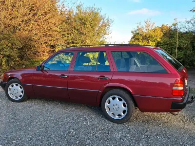 Gebraucht Mercedes 300 110 PS (80 kW) 1992 Rot Kombi