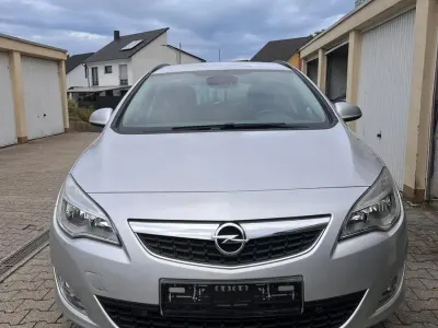 Usata Opel Astra 140 CV (102 kW) 2012 Argento Station wagon