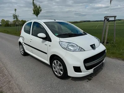 Gebraucht Peugeot 107 68 PS (50 kW) 2010 Weiß Kleinwagen