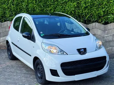 Gebraucht Peugeot 107 Urban Move 68 PS (50 kW) 2011 Weiß Kleinwagen