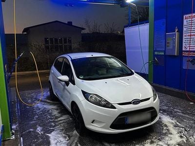 Gebraucht Ford Fiesta Ambiente 60 PS (44 kW) 2009 Weiß Kleinwagen