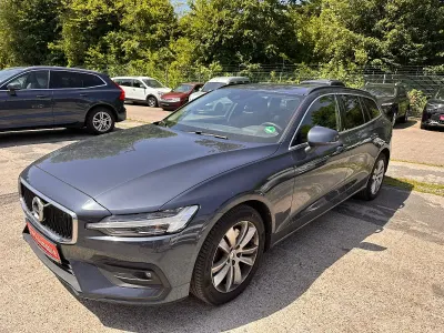 Gebraucht Volvo V60 Momentum 197 PS (144 kW) 2021 Blau Kombi