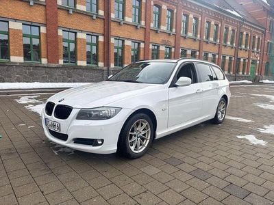 Weiß Gebraucht 2011 BMW 320 Sport Line Kombi | 6.999 € (Fairer Preis)