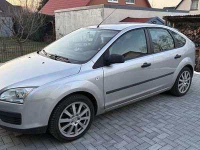 Second-hand Ford Focus Trend 101 CP (74 kW) 2004 Argintiu Berlinǎ
