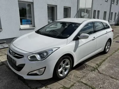 Gebraucht Hyundai i40 Edition 135 PS (99 kW) 2013 Creamy white / sol Kombi