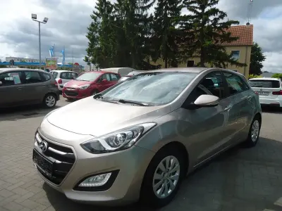 Gebraucht Hyundai i30 Trend 101 PS (74 kW) 2015 Weiß Limousine