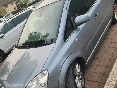 Usata Opel Zafira 140 CV (102 kW) 2011 Argento Monovolume