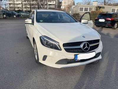 Gebraucht Mercedes A180 Urban 122 PS (89 kW) 2016 Weiß Limousine