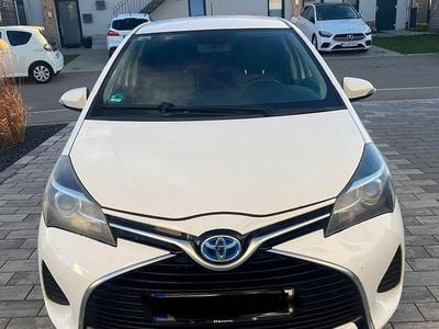 Gebraucht Toyota Yaris Hybrid 101 PS (74 kW) 2014 Weiß Kleinwagen