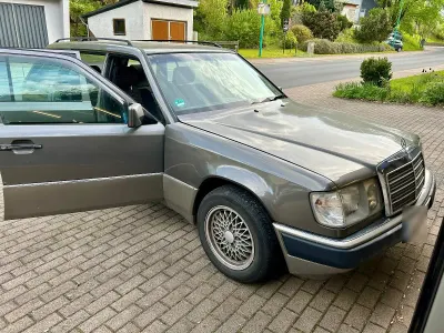 Gebraucht Mercedes E220 150 PS (110 kW) 1992 Grau Kombi